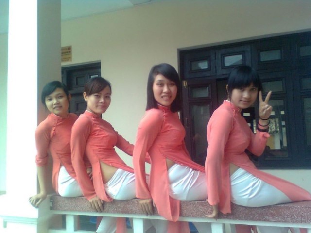 ピンクのアオザイを着た女子学生4人